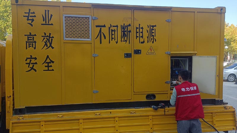 康定柴油发电机组和UPS电源配合使用时，如何避免切换过程中的电力中断？